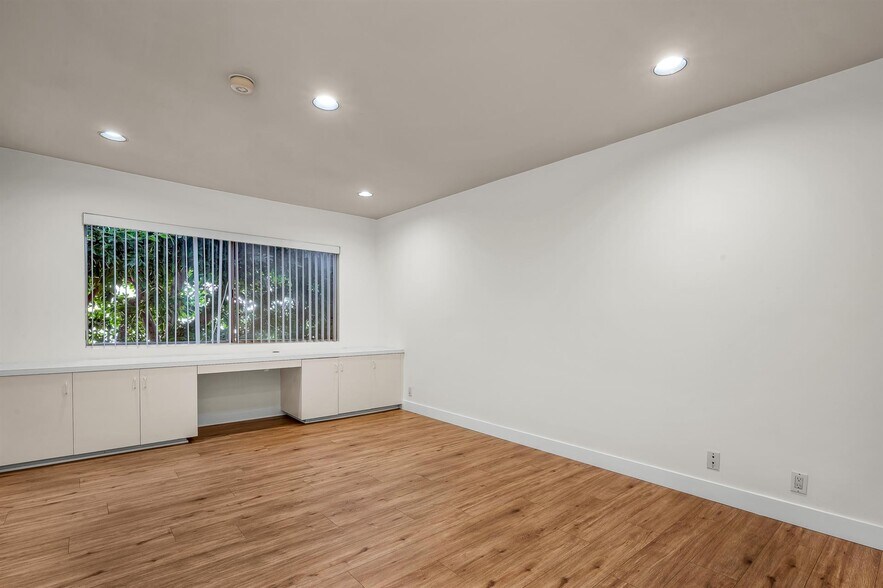 Building Photo - 11656 Montana Ave