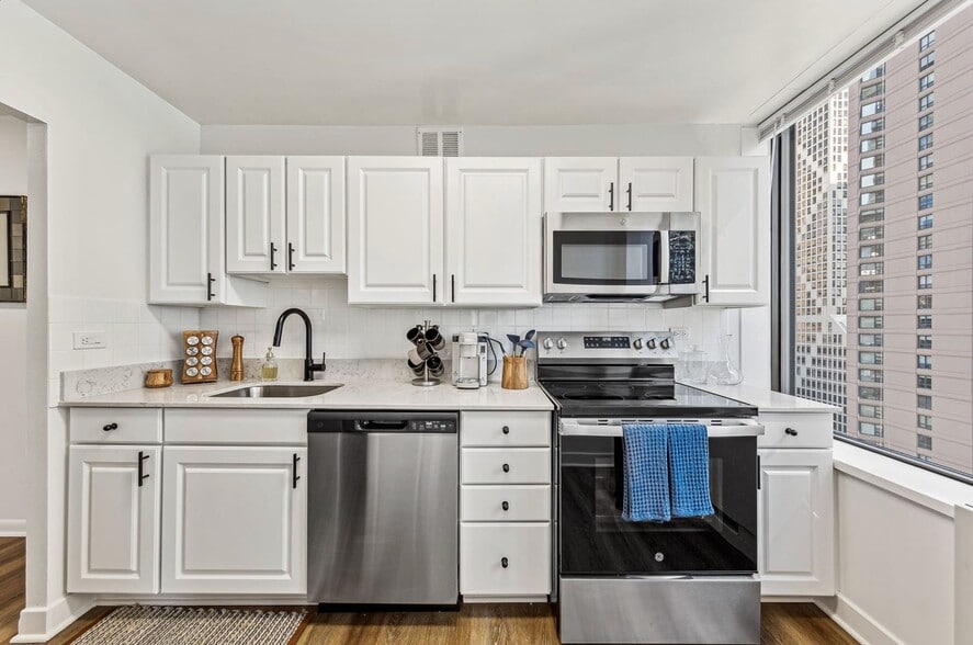 Building Photo - 324 E Ontario St