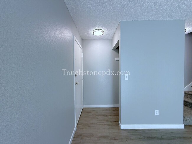 Building Photo - Updated 3 BR Apartment with Patio in Portland