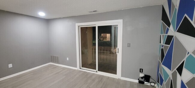 Building Photo - 1811 Ravens Crest Dr