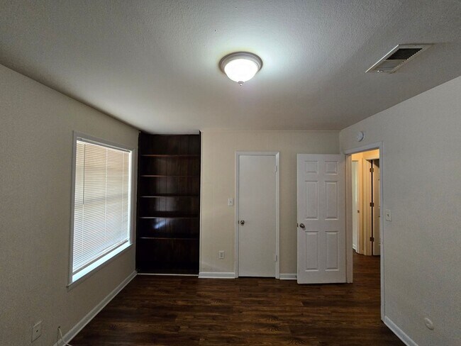 Building Photo - 2 bedroom 1 bath available for rent ~ trash and lawn care included!
