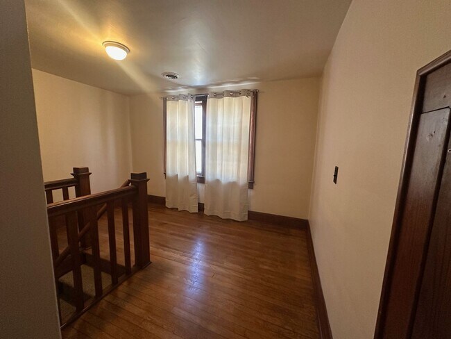 Building Photo - 3 Bedroom / 1.5 Bath Brick Home on 1.4 Acr...