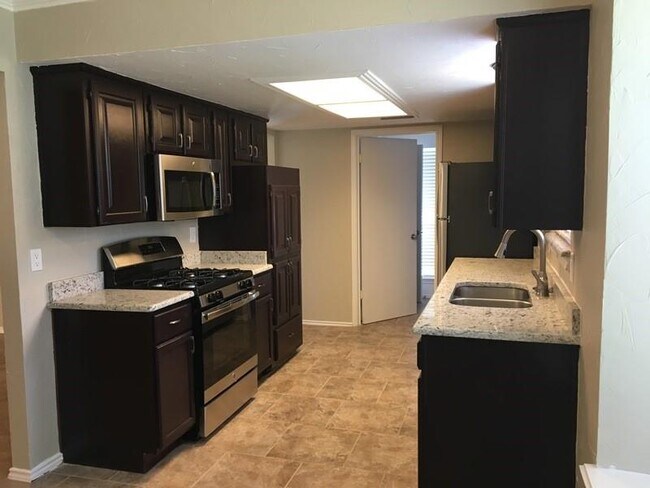 Building Photo - 3113 Kensington Dr