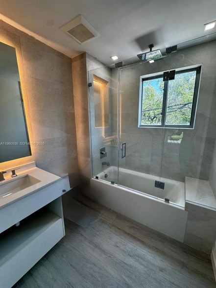 Building Photo - 3204 Plaza St