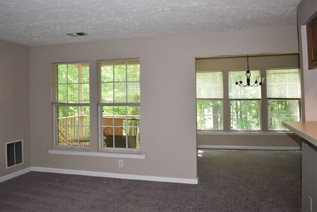 Building Photo - 2 BR, 2 BA Pemberton Oaks Condo