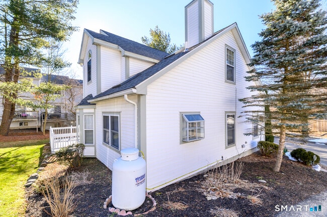 Building Photo - 905 Oronoke Rd