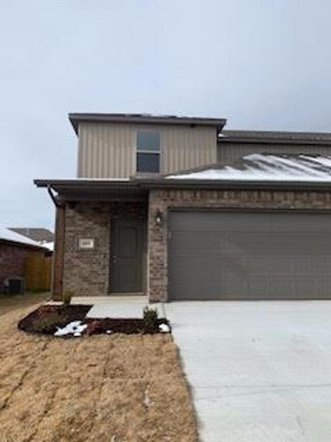 Building Photo - 3- Bedroom, 2-Bath, Double car garage Dupl...