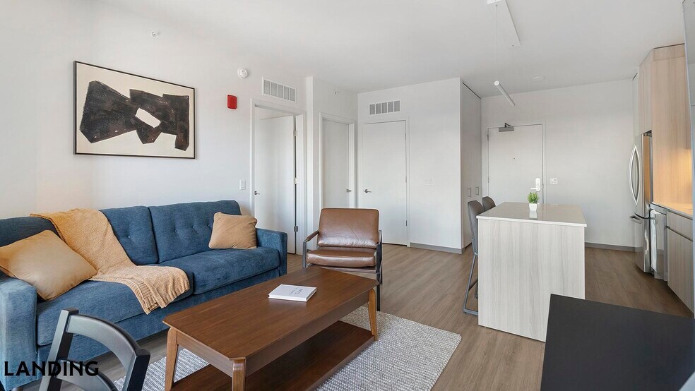 Building Photo - 513 S Damen Ave