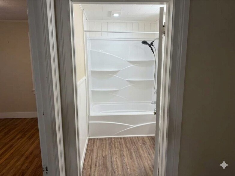 Building Photo - 901 W Main St