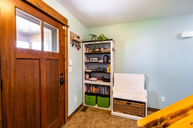 Building Photo - Beautiful home in Ryen Glenn with Fantasti...