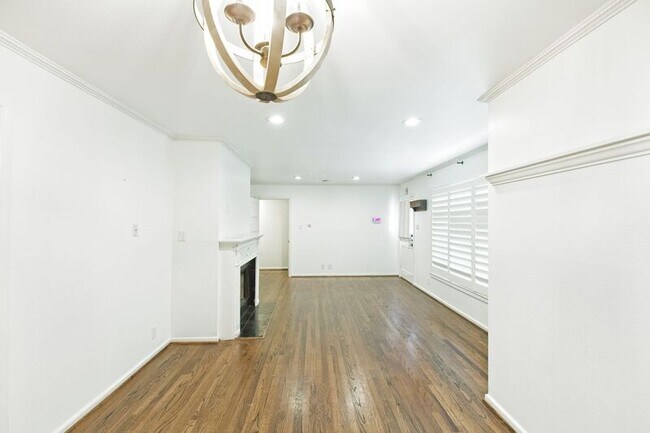 Building Photo - 11137 Sinclair Ave