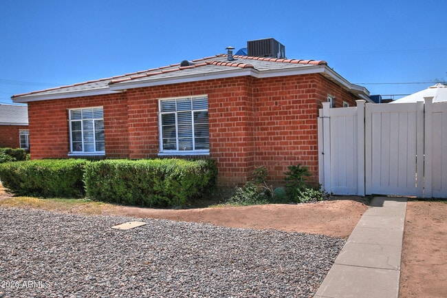 Building Photo - 1923 W Earll Dr
