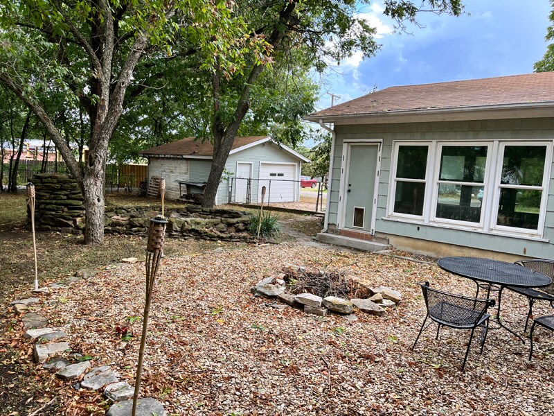 Building Photo - 1000 E Walnut St