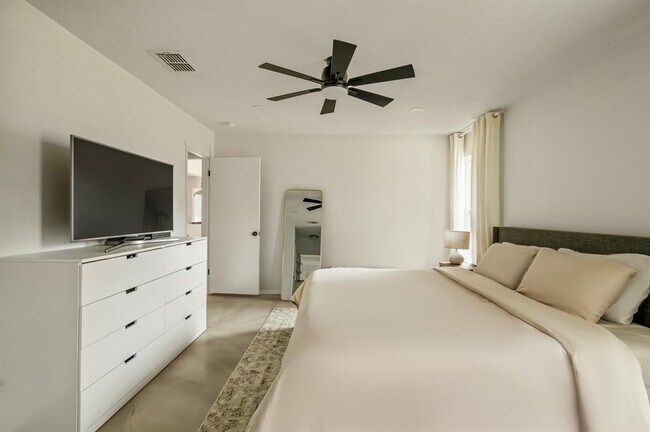 Building Photo - 9300 Meadow Vale