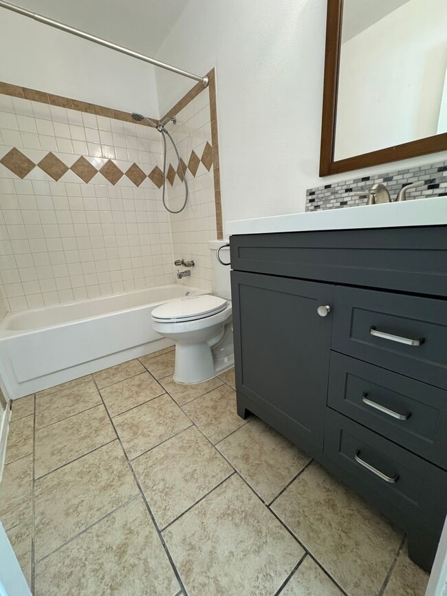 Building Photo - Spacious 3 Bdrm 2 Bath with Extra Living Space