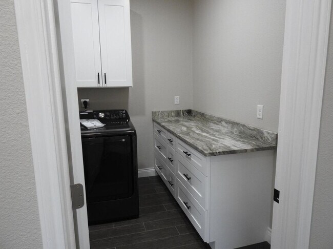 Building Photo - 400 Pitaya Ln