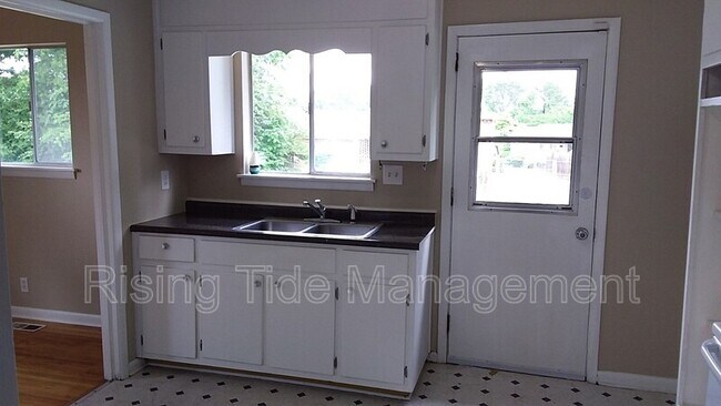 Building Photo - 613 Tree Haven Dr