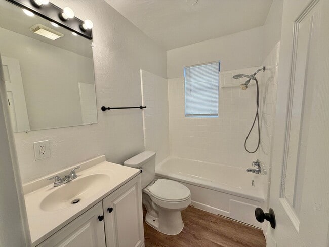 Building Photo - 3 bed Fresh inside!