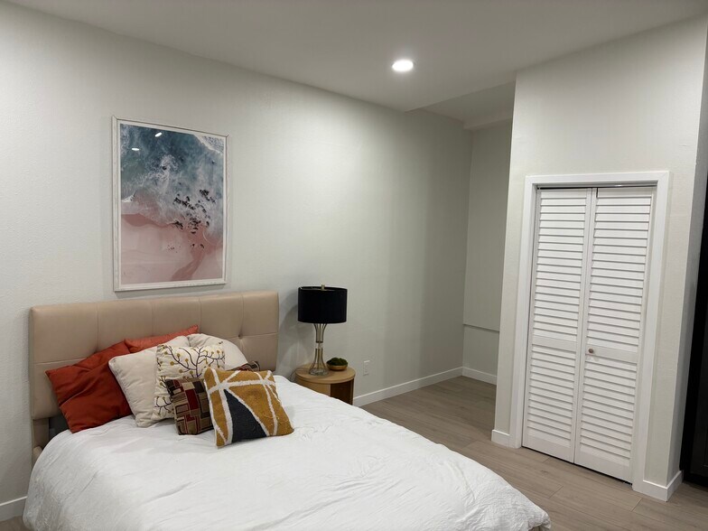 Building Photo - 6288 Broadmoor Dr