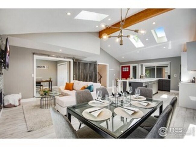 Building Photo - Recently Renovated and Updated 5 BR Townho...