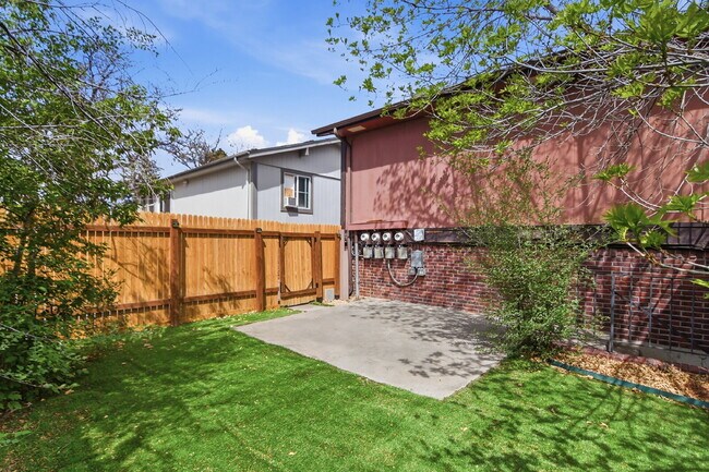 Building Photo - $1,400.95 with $300.00 off the first month's rent, 2 Beds - 1 Bath, Triplex in Aurora with Washer...