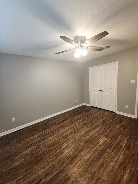 Building Photo - 4015 Dunlap Loop