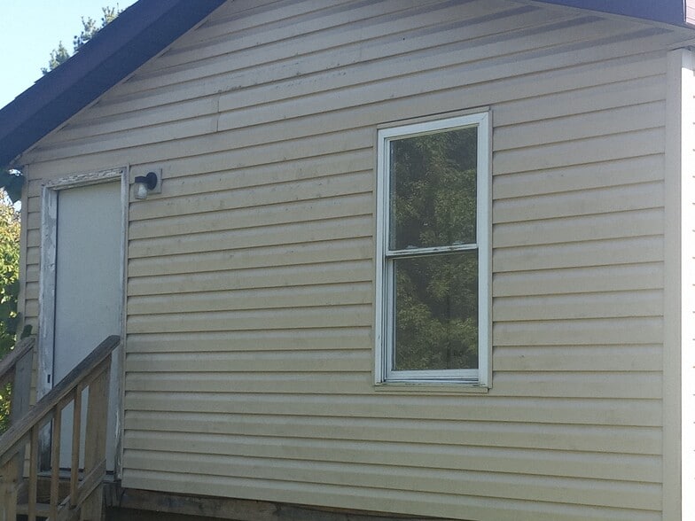 Primary Photo - 4865 River Rd
