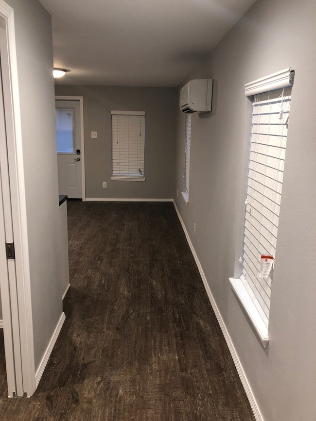 Building Photo - 702 N Cleveland Ave