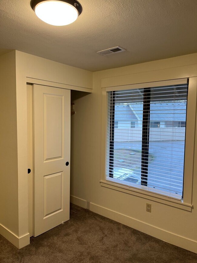 Building Photo - 4 Bedroom - Gated Community!