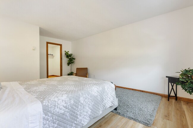 Building Photo - Strawberry Hill Apartments