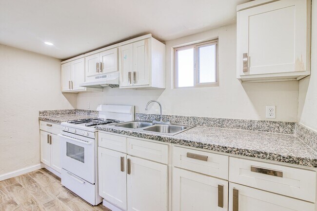 Building Photo - Great Location