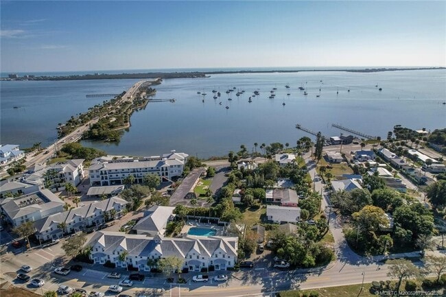 Building Photo - 3651 NE Pineapple Ave