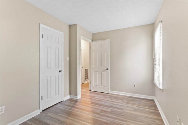 Building Photo - 113 Maplewood St