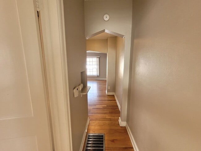 Building Photo - Great two bedroom duplex on Urbandale Avenue!