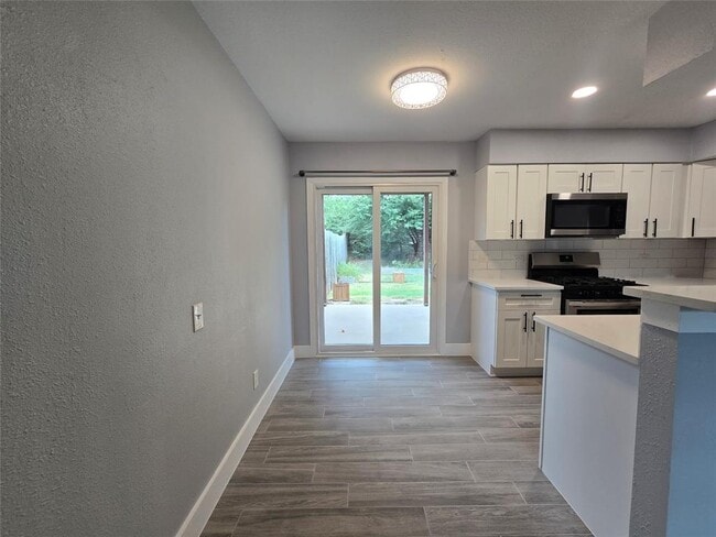 Building Photo - 2504 Manor Cir