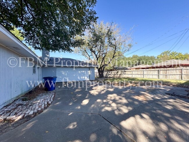 Building Photo - 1700 Charlottesville Dr