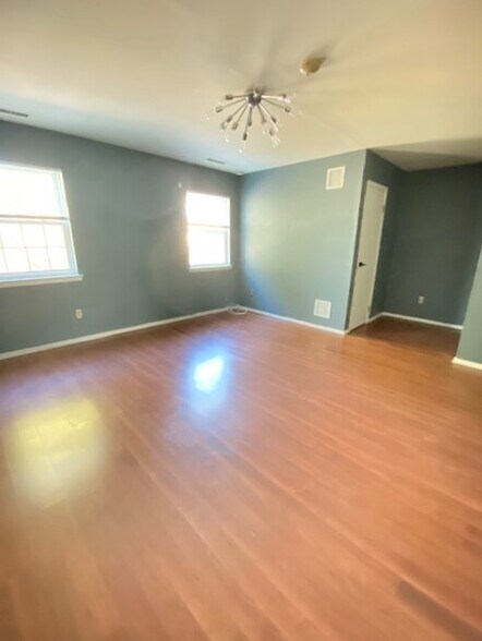 Building Photo - 1404 Sara Cir