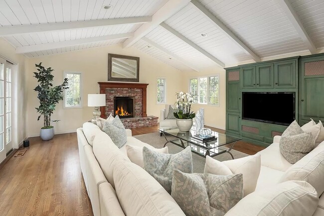 Building Photo - 325 Arden Rd