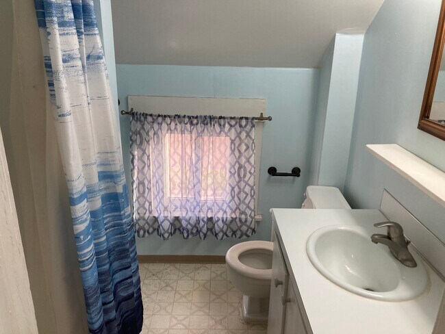 Bathshower - 1504 N 2nd St