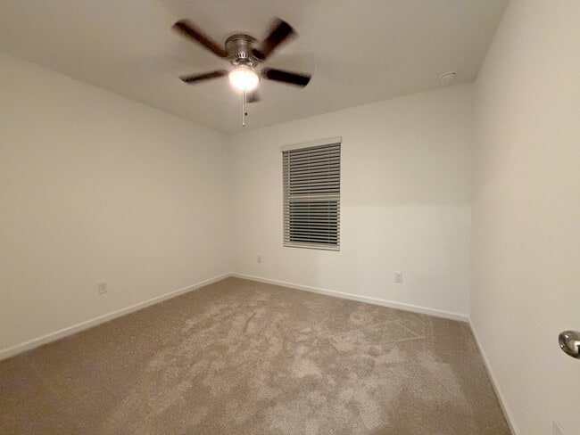 Building Photo - 523 Holly Lks Dr