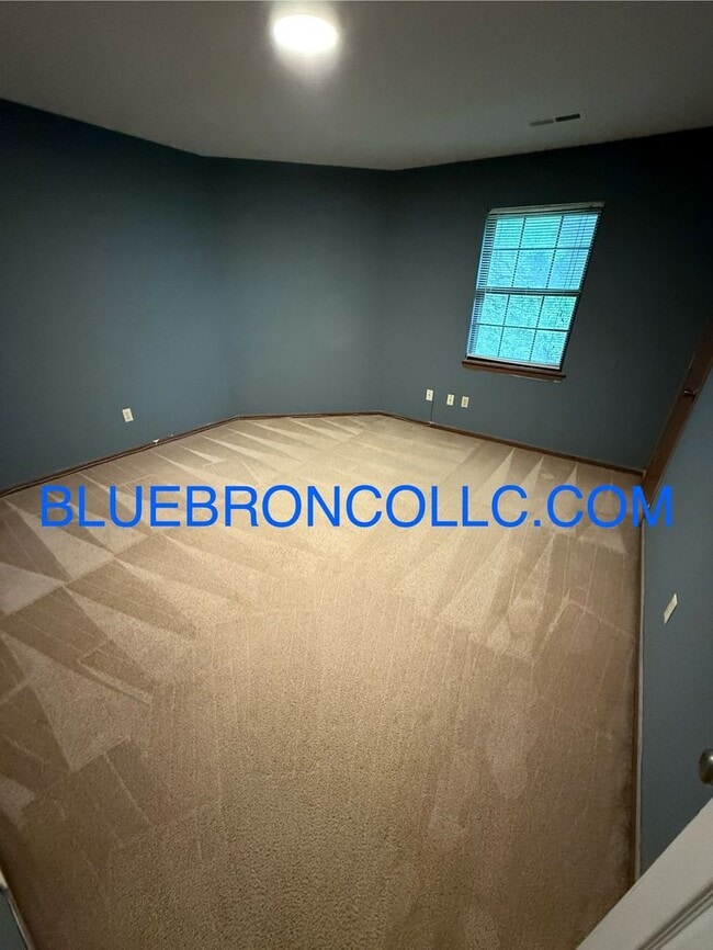 Building Photo - This one will go fast, marvelous 3 bedroom...