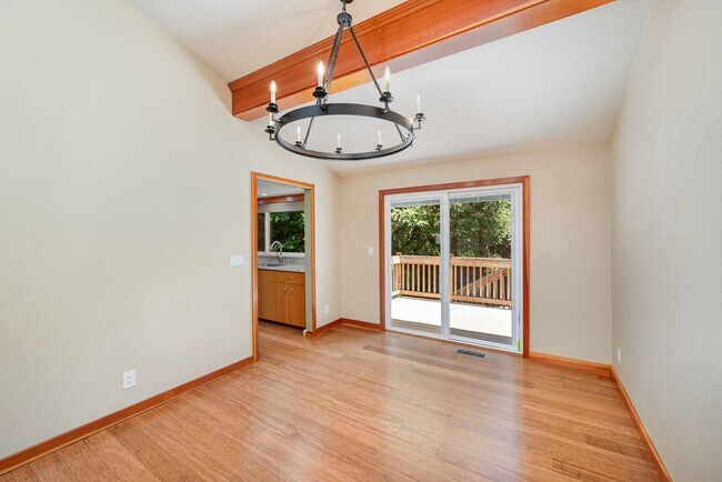 Building Photo - 5 Bed 3 Bath home In Bellevue Available Now
