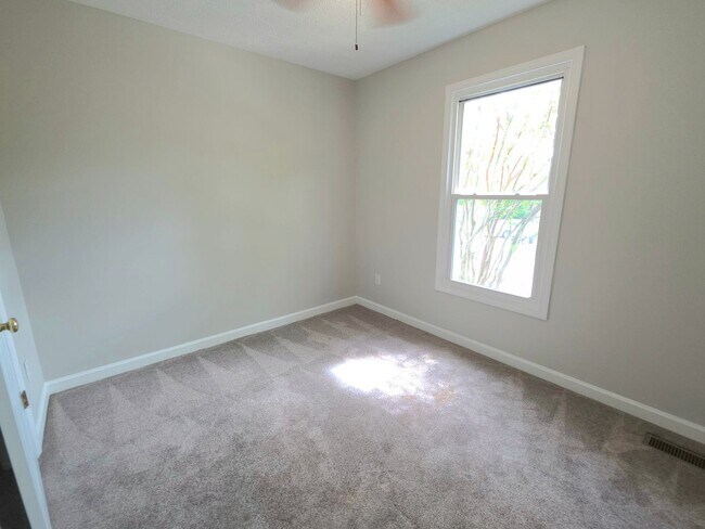 Building Photo - Move in Ready 3 Bedroom Townhouse in Yorktown!