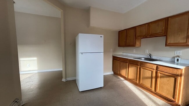 Building Photo - 4 Bedrooms 1.5 Bath Apartment with Heat and Hot Water Included!