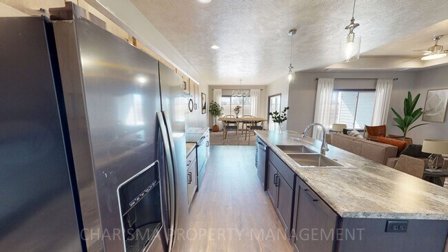 Building Photo - WALK IN AND AMENITY FILLED THREE BEDROOM TOWNHOME!