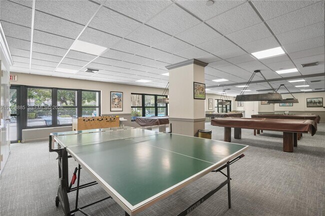 Building Photo - 3200 Port Royale Dr N