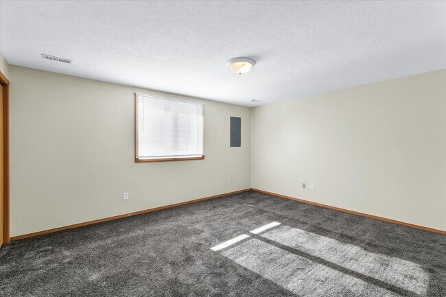 Building Photo - Modern 3-Bedroom Townhome Overlooking Clea...