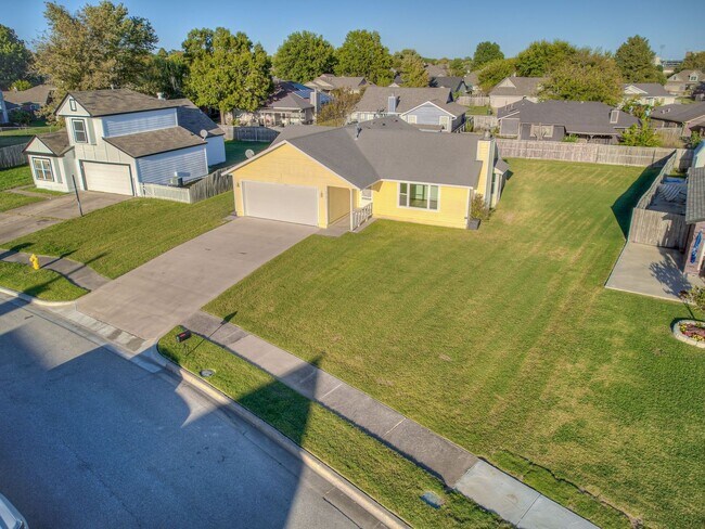 Building Photo - Move in discount / $800 first month rent