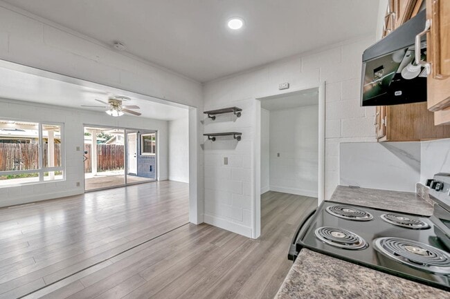 Building Photo - 5400 Valletta Way
