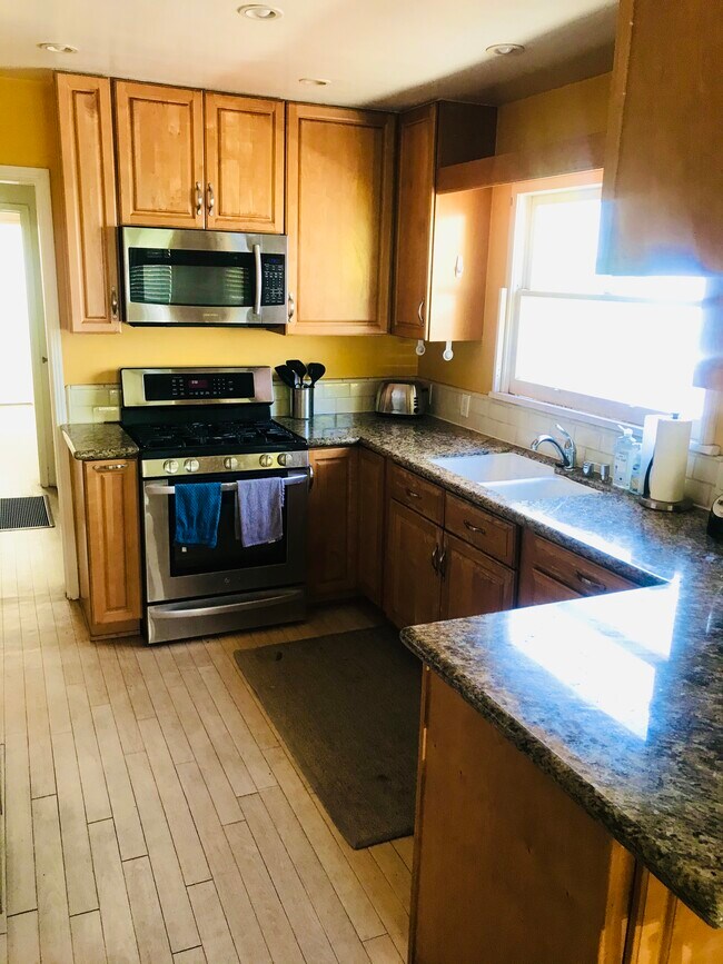 Building Photo - 7551 Westlawn Ave